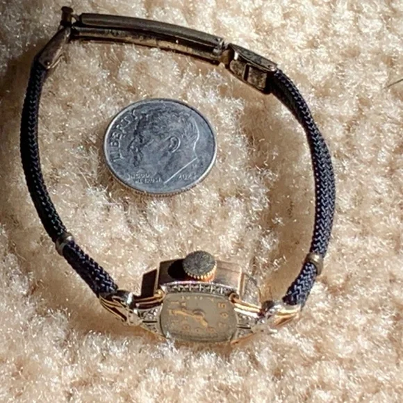 Women’s tiny 14k gold watch with strap band. - Picture 6 of 10